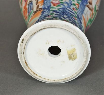 null Vase balustre en porcelaine de la Compagnie des Indes à décor polychrome de...
