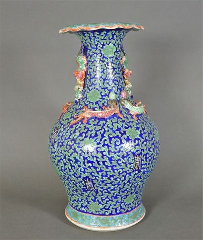 Vase en porcelaine à décor vermiculé vert...