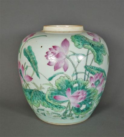 Vase globulaire à décor en rose et vert de...