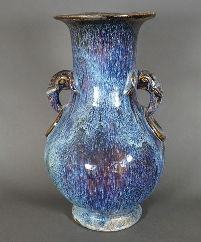 null Vase balustre en grès émaillé bleu, les prises en forme de tête d'éléphant....