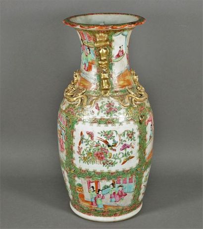 null Vase de forme balustre en porcelaine dite ‘’de Canton’’, à décor d’émaux polychromes...