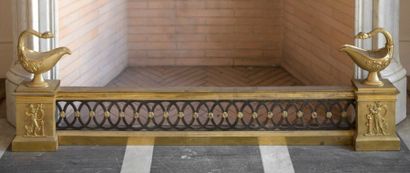 null Barre de foyer en bronze doré et bronze patiné à décor ajouré d'entrelacs et...