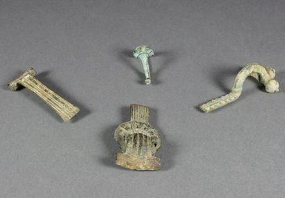 null Lot de Quatre fibules en bronze trouvées en GAULLE. IVème siècle après JC. -...