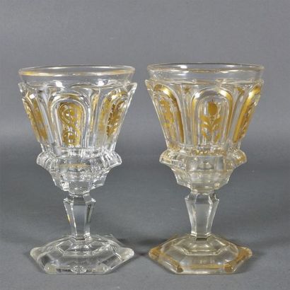null Deux verres en cristal à pans coupés ornés d'un décor de guirlandes, vers 1850...