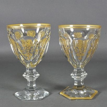 null Deux verres en cristal à pans coupés ornés d'un décor stylisé, vers 1850.
