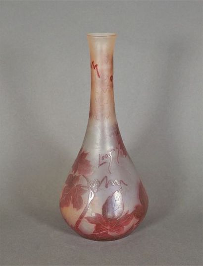 LEGRAS Vase soliflore à base renflée et long col en verre double couche à décor de...