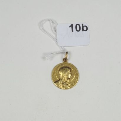 null Médaille en or jaune 18K (750/oo) gravée "Mater Dolorosa", le dos gravé et datée...