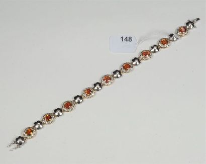 null Bracelet en or gris 18K (750/oo)formé de maillons sertis de saphirs oranges...