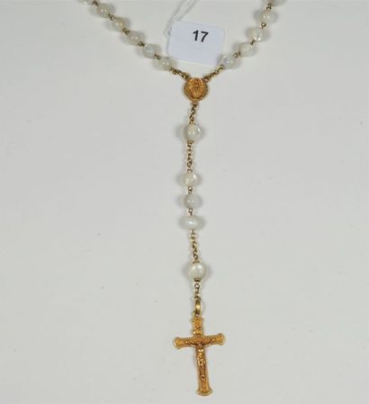 null Chapelet en or jaune 18K (750/oo) et perles de nacre, la croix gravée au dos...