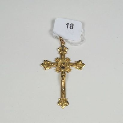 null Croix ancienne en or jaune 18K (750/oo) ciselé, chaque extrémité ornée d'une...