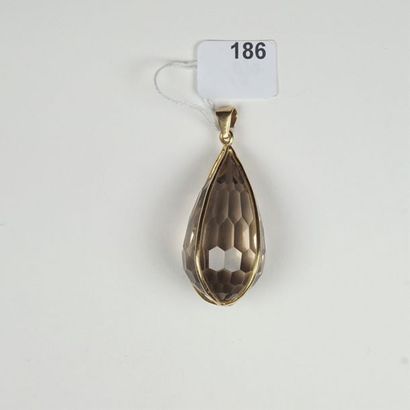 null Pendentif en or jaune 18K (750/oo) à fils renfermant un important quartz fumé...