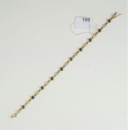 null Bracelet ligne en or jaune 18K (750/oo) à maillons articulés sertis de diamants...
