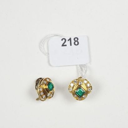 null Paire de boucles d'oreilles en or jaune 18K (750/oo) serties d'émeraudes carrées...