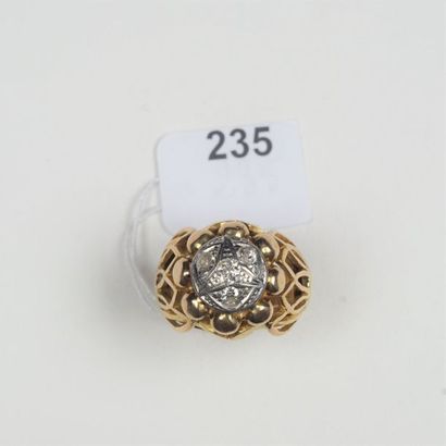 null Bague en or jaune 18K (750/oo) à décor floral ajouré centré de quatre diamants...