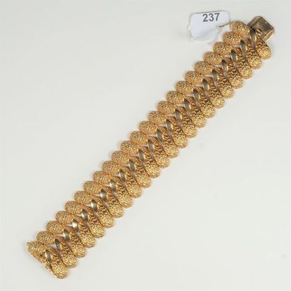 null Bracelet ruban souple en or jaune 18K (750/oo) à maillons articulés. Vers 1960....