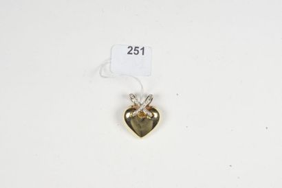 null Pendentif "Coeur" en or jaune 18K (750/oo), la bélière à motif de croisillons...