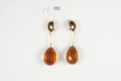 null Paire de pendants d'oreilles formés de demi sphères en or jaune 18K (750/oo)...