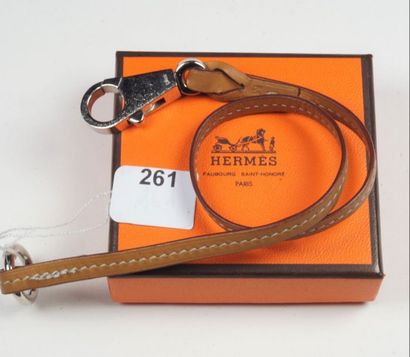 null HERMÈS : Bracelet double tours en cuir caramel, le fermoir en métal. Signé,...