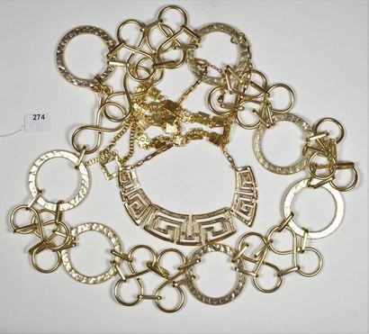 null Lot en métal doré composé d'une ceinture et de deux colliers.