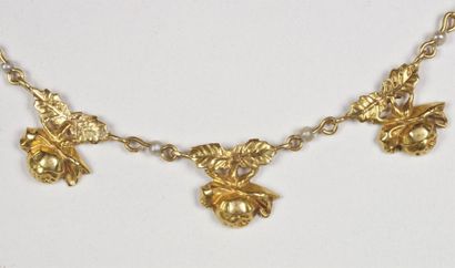 null Petit collier draperie en or jaune 18 k ( 750 millièmes) à décor de petites...