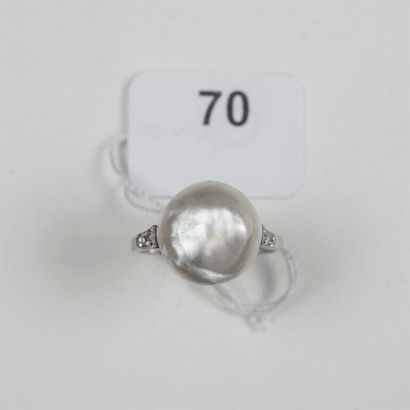 null Bague en platine (850/oo) centrée d'une perle fine bouton, le panier et les...