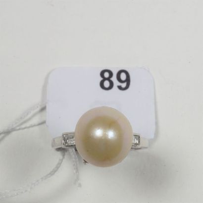 Bague en platine (850/oo) centrée d'une perle...