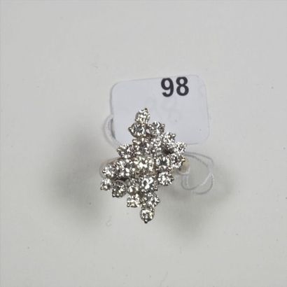 null Bague en or gris 18K (750/oo) rhodié de forme géométrique sertie de diamants...