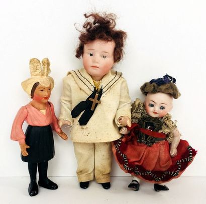 null Trois petites poupées souvenir, l’une en celluloïd et folklore normand PETITCOLLIN,...