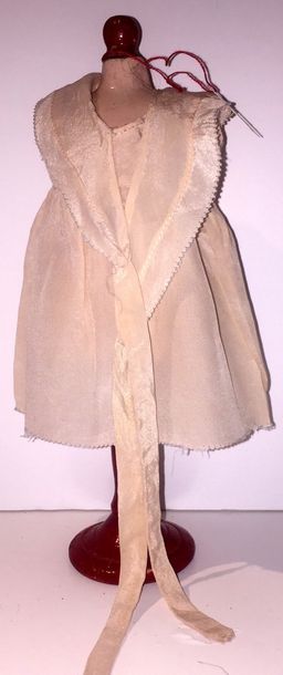 null « FETE » 1935-1936 : robe G.L. crêpe de chine rose garni d’un fichu à volan...