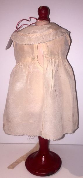 null « FETE » 1935-1936 : robe G.L. crêpe de chine rose garni d’un fichu à volan...