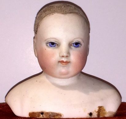 Calixte HURET Tête buste de poupée HURET en biscuit pressé avec yeux peints. Calotte...