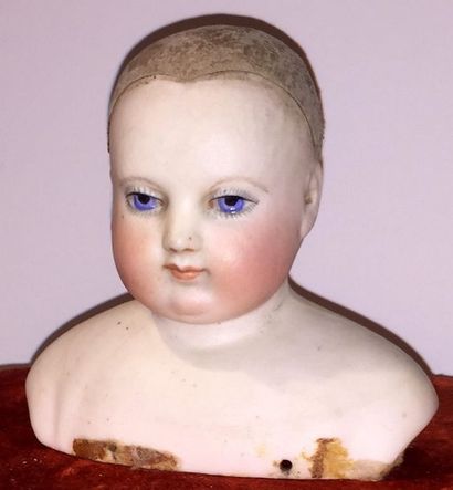 Calixte HURET Tête buste de poupée HURET en biscuit pressé avec yeux peints. Calotte...
