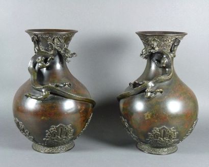 null Deux vases de forme balustre formant pendant en bronze à patine médaille, ornés...