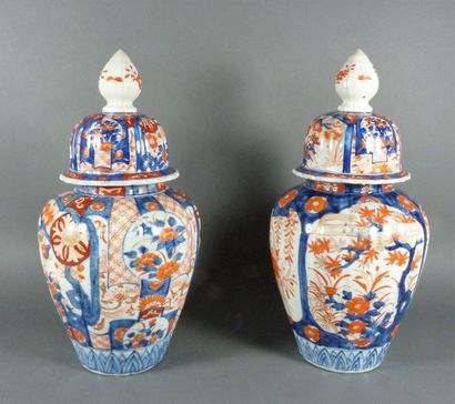 null Deux vases de forme balustre, formant pendants, en porcelaine à décor émaillé...