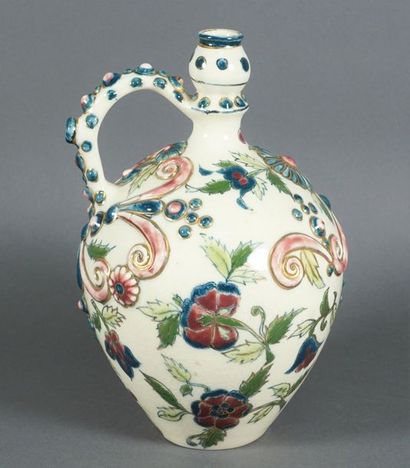 VILMOS ZSOLNAY (1828-1900) Vase gourde en céramique émaillée, cachet sous la base....