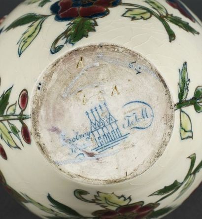 VILMOS ZSOLNAY (1828-1900) Vase gourde en céramique émaillée, cachet sous la base....