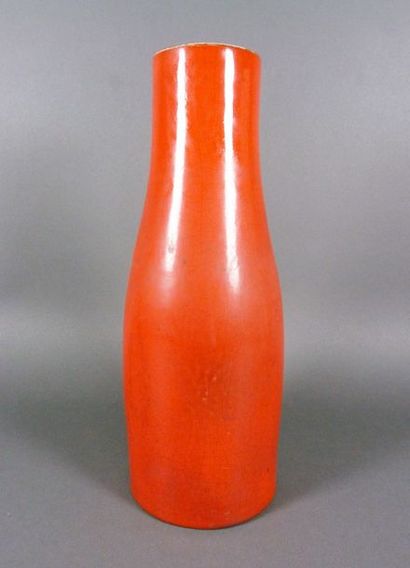 Georges JOUVE (1910-1964) Vase bouteille en céramique émaillée rouge intérieur noir.

Signé...
