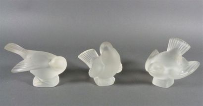 LALIQUE France Suite de trois oiseaux en verre pressé, signés ( léger éclat sous...