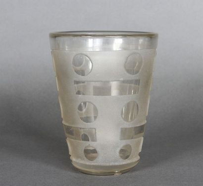 BAYEL Vase en verre à décor géométrique de pastilles et rectangles sur fond givré....