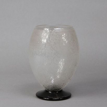 DAUM Nancy Vase de forme ovoïde en verre givré reposant sur un piétement circulaire...