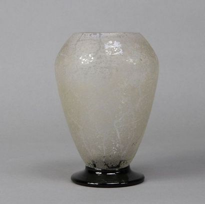 DAUM Nancy Vase de forme ovoïde en verre givré reposant sur un piétement circulaire...