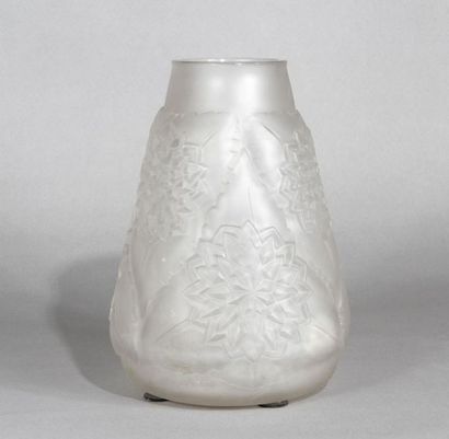 ESPAIVET Petit vase en verre dépoli irisé, à décor de fleurs d’hortensias. Vers 1930....