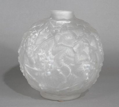 ESPAIVET Vase boule en verre dépoli irisé, à décor de grappes de raisin. Vers 1930....