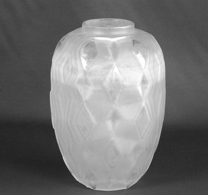HUNEBELLE Vase en verre dépoli à décor de losanges. Vers 1930. 24 x 15 cm