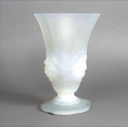 VERLUX Vase opalescent à décor de grappes de raisin. Vers 1930. 26 x 17 cm