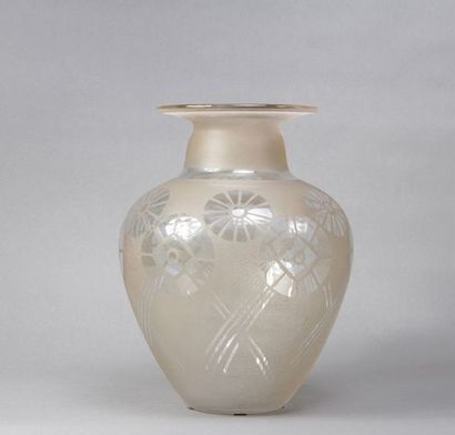 LORRAIN Vase en verre givré à décor de marguerites. Vers 1930. 34 x 17 cm
