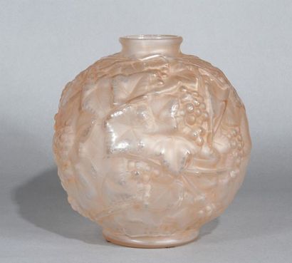 ESPAIVET Vase boule en verre dépoli rose, à décor de grappes de raisin. Vers 1930....