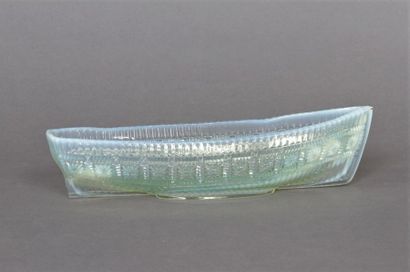 null Vide poche en verre opalin en forme de bateau. Vers 1930. 6 x 27 x 8.5 cm