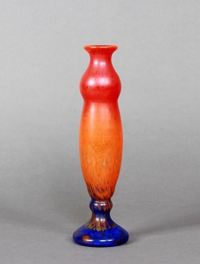 CHARDER Long vase en verre, dans les tons orange et bleu. Vers 1930. H : 22 cm, Diamètre :...