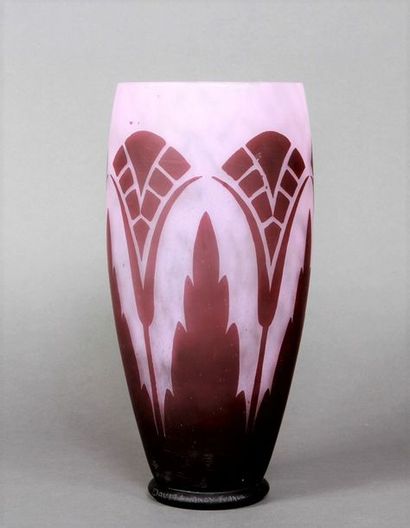 DAUM NANCY FRANCE Vase en verre multicouche dans les tons de prune et rose, à décor...